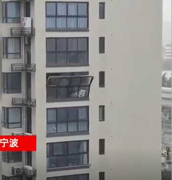 警示！臺風煙花致使高層門窗脫落！門窗幕墻安全需高度關注(圖2)