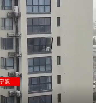 警示！臺風煙花致使高層門窗脫落！門窗幕墻安全需高度關注(圖1)